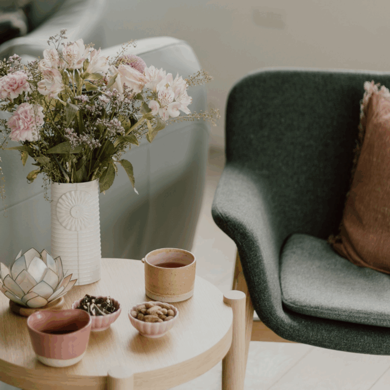 Lille bord i Hjerterummet med te og blomster - skaber ro i sessionen.