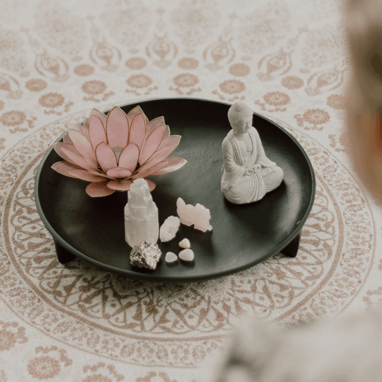Fad med Buddha, krystaller og lotus - symboler på ro og indre balance.