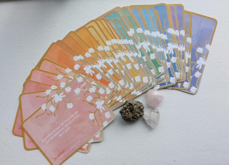 Affirmationskort og små krystaller - visuelt støtteværktøj til personlig udvikling.