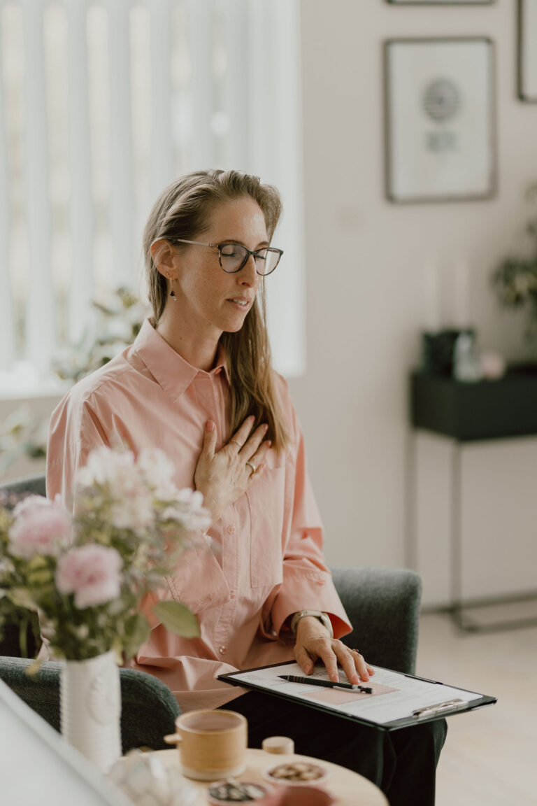 Mette fordybet i coaching-proces med klient - guidet selvindsigt.