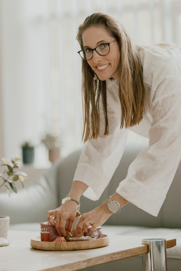 Mette fra Hjem med kærlighed, placerer en krukke på en bakke på et bord - symbol på skabelse af orden og balance i hjemmet. Oprydning der skaber ro.